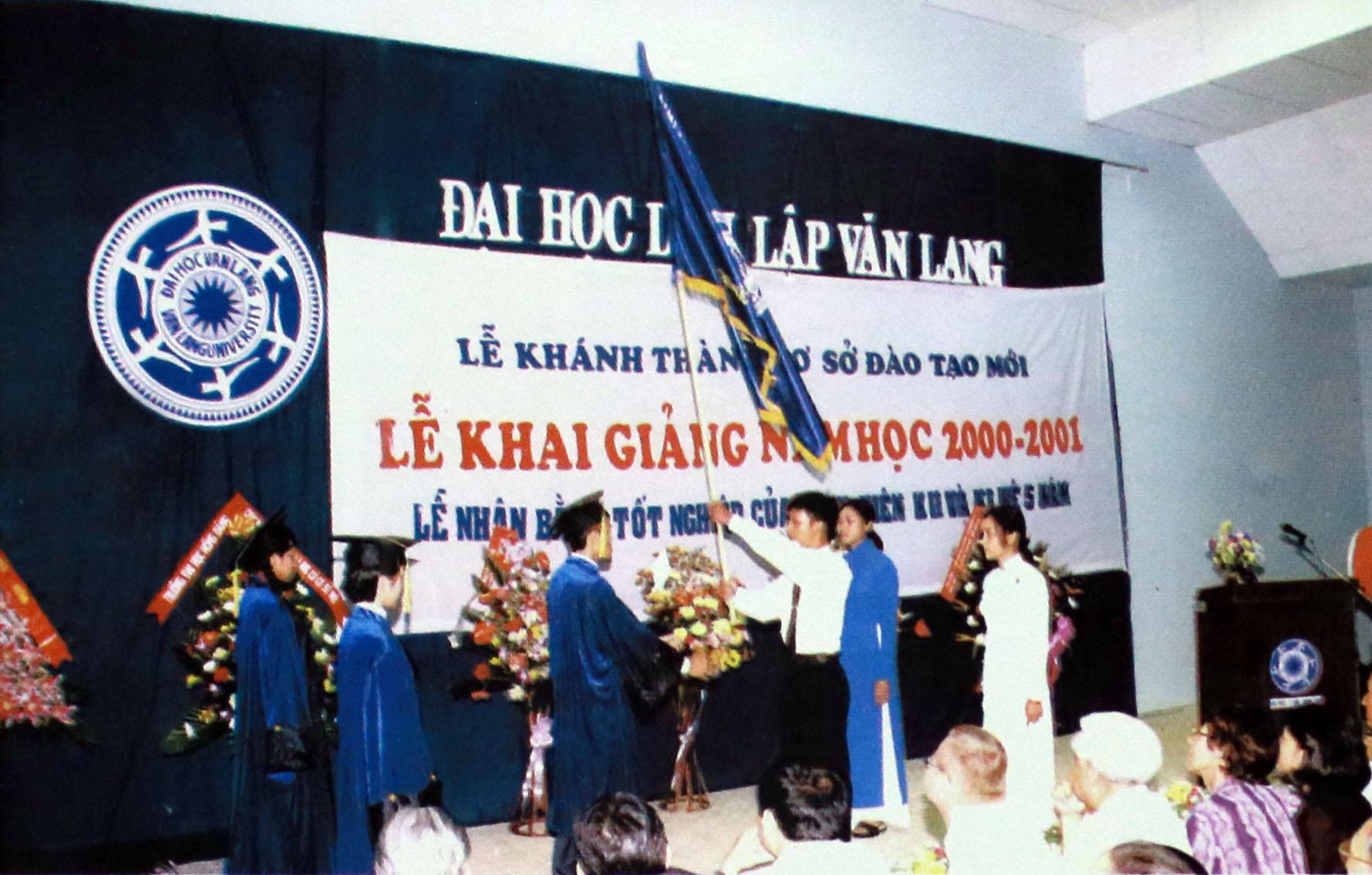 Nghi thức trao cờ truyền thống