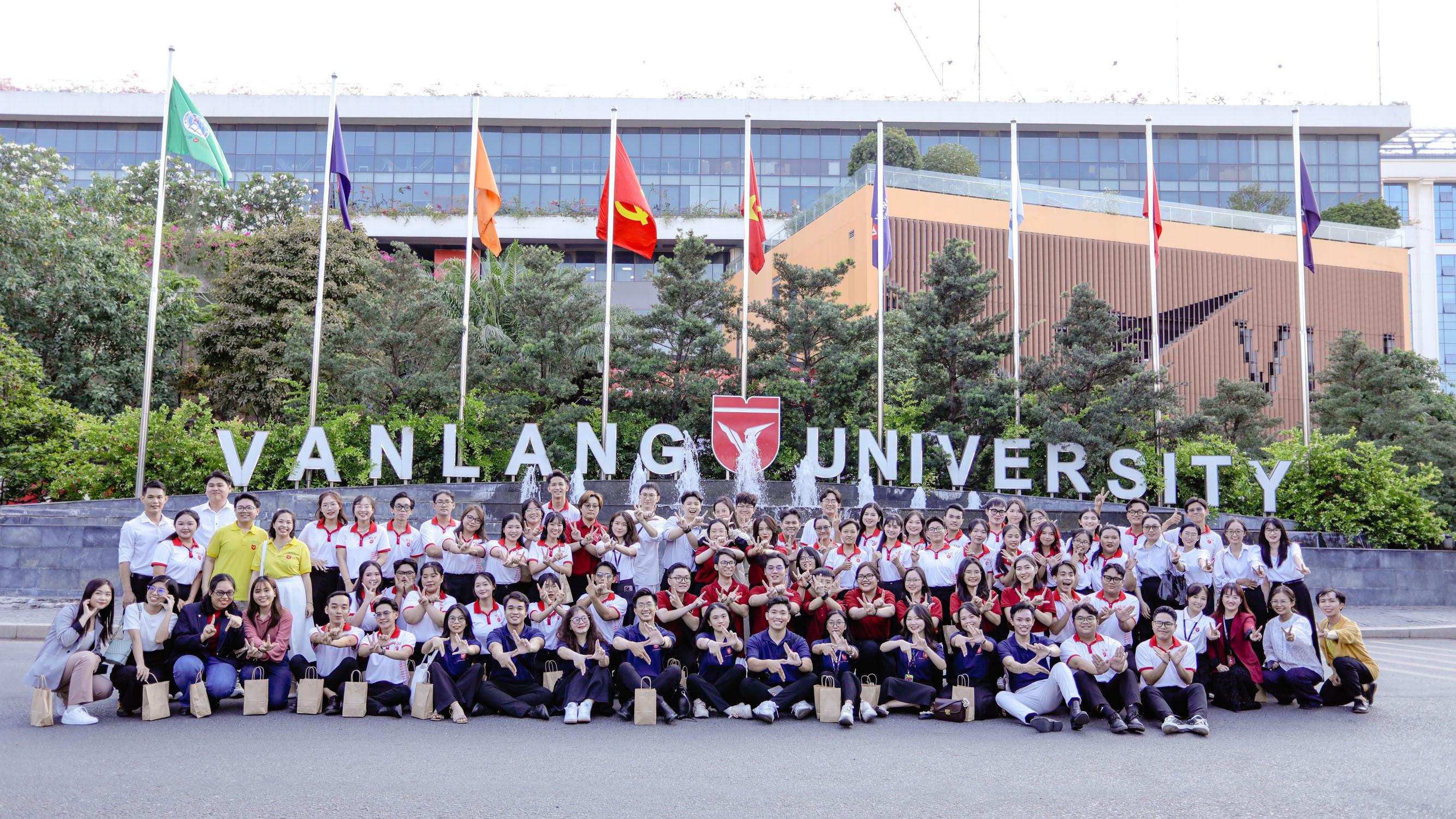 Tuyển sinh đại học 2024: 30 năm vững vàng - Văn Lang trao ngàn học bổng