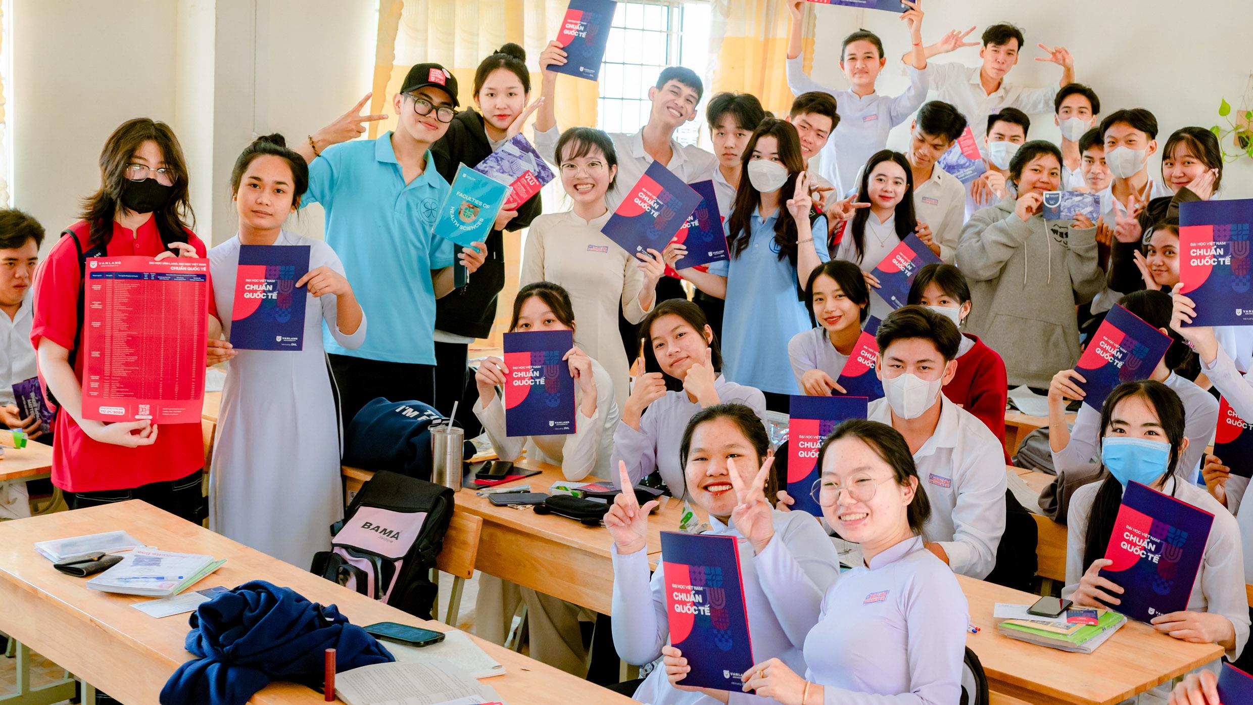 Sinh viên đưa Văn Lang đón Tết muôn nơi